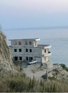 Vila Harku i Gurtë, pamje nga sipër gjatë ditës.
